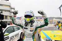 ガッツポーズを決めるのは、第20戦を制したブラジル出身の若手アウグスト・ファルファス。WTCCの日本ラウンドは、3年連続岡山で開催されてきたが、2011年シーズンからは鈴鹿へと戦いの舞台を移す。