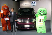 発表会場にあらわれた、ムック（写真左）とガチャピン。日産の最高執行責任者、志賀俊之氏（中央）も「家族を通じて、親しみのあるキャラクターです」とご満悦の様子だった。