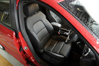 シートは、見た目がシックなだけでなく掛け心地も上等。最初はパンと張った感じが「硬い」と思えるが、長時間座り続けても疲れない優れもの。標準装備されるのは、合皮スウェードのアルカンタラとレザーをハイブリッドした専用シートであるが、試乗車にはオプションの本革（シングルナッパ）が奢られていた。