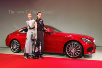 新型「Cクラス クーペ」お披露目の場には、Hanae Mori manuscritのデザイナーである天津 憂氏と、その作品をまとったファッションモデル（写真）も登場。発表会に華を添えた。
