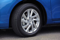 「20C-SKYACTIV」に標準装備される15インチタイヤ。従来型より転がり抵抗を15％下げたもので、開発は困難を極めたという。これにより、10･15モード燃費は20.0km/リッターを達成した。