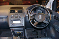 
	【写真上】「トゥーラン」とVGJの梅野勉社長
	【写真下】「トゥーラン」のインパネ
	 