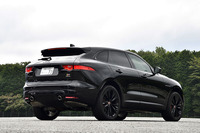 試乗車のボディーカラーは「アルティメットブラック」。ブラックフィニッシュのアルミホイールが足元を引き締め、ただならぬ迫力を醸し出している。