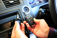 日本仕様は「キーレス」が標準。メインキー（右）を携帯してさえいれば、備え付けのノブ（左）で始動できる。つまり、割り箸でも代用可能。