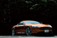 夏の日差しを浴びてオレンジ色に輝くヴィラージュ。テスト車のボディーカラーは、「マダガスカル・オレンジ」と呼ばれるイメージカラーだ。