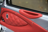 プレミアムパックを選択すると、ドアにもレザー製のトリムがあしらわれる。トリムの色は「エボニーブラック」「ベノムレッド」「アイボリーホワイト」「アッシュグレー」「ココアブラウン」「コニャックブラウン」「インペリアルブルー」から選択可能。
    