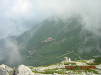 稜線から見下ろしたカール地形。ロープウェイ駅が見える。