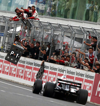 優勝したNo.36 アンドレ.ロッテラー（DHG TOM'S）をピットウォールで迎えるチームスタッフ。