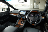 オリーブ・アッシュバールの木目調パネルは「エグゼクティブラウンジ」専用となる。