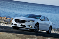 外観では、より水平基調を強めた新デザインのフロントグリルや、立体感を増した「シグネチャーウィング」などが、従来モデルとの違いとなっている。
    