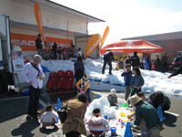 キッズコーナーにはお約束の“ふわふわ”やラジコンなどのほか、今年は雪の滑り台が設置された。子供に戻って遊びたかったなぁ。