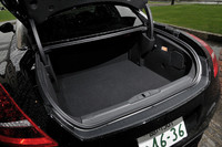 荷室は、スタイリッシュなクーペにしては意外に大きく感じられる。トランクリッドには、速度に応じて角度が変わるリアウイングが備わる。