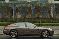 「パナメーラ」は、ポルシェ初の4ドア4シーターとして2009年3月にデビュー。4年後の今春、仕様変更を受けた最新型が発売された。
    