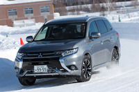 特設の雪上コースを走る「三菱アウトランダーPHEV」。