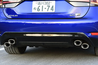 「F」モデルのアイデンティティーである、台形に配置された4連テールパイプ。