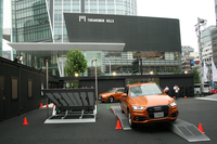 クワトロ走破性体験では、上記の「バンク」を含めて3つセクションが用意される。これは「ツイスト」（前後左右のタイヤが互い違いに障害物を乗り越える）に挑んでいるところ。