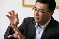 自社の8段ATについて「世界最高の効率を実現していると自負しています」と語る今井氏。デュアルクラッチ式ATの登場が、トルコン式ATの進化を促したという。
    