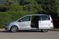 新型では両側スライドドアが採用され、使いやすさがアップ。さらにオプションで電動式を選ぶことも可能。