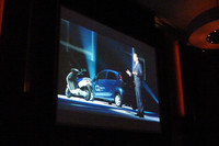 発表会場からの映像。奥にあるのが「iOn」。