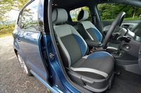 シート生地は「ブルーGT」専用カラーのアルカンターラ＆ファブリック。