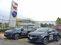 イタリア国内のFCA販売店における風景。写真は、第469回で記したように目下販売好調の、新型「ティーポ」のステーションワゴンと5ドアハッチバック。