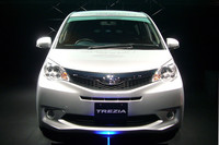 スバル車であることを主張する「トレジア」のフロントまわり。グリルとランプだけでなく、バンパー、ボンネット、フロントフェンダーを含むAピラーから前の部分が、まるまる作り変えられた。