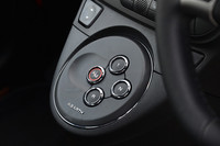 ベーシックな「アバルト500」がMTのみであるのに対し、上級モデル「595シリーズ」のトランスミッションは全車、ATモード付きのシーケンシャル式となる。