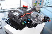 酸素と水素の化学反応により、電気と水を生み出す、“FCVの心臓部”「FCスタック」。前席の真下に搭載される。写真右側が、車両の前方にあたる。
    