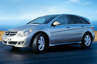 「メルセデスRクラス」、アクティブヘッドレストなどを追加の画像