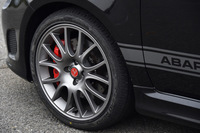 今回のマイナーチェンジにより、足元にはブレンボ製の4ポッドフロントブレーキキャリパーや17インチアロイホイールが採用された。