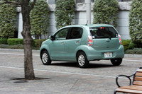 この写真ではわかりづらいけど、リアハッチの“PASSO”の文字がイタリック体になるのも「＋Hana」だけ。【スペック】トヨタ・パッソ1.0＋Hana：全長×全幅×全高＝3650×1665×1535mm／ホイールベース＝2440mm／車重＝910kg／駆動方式＝FF／1リッター直3DOHC12バルブ（69ps/6000rpm、9.4kgm/3600rpm）／価格＝129万5000円（テスト車＝169万2950円／ディスチャージヘッドランプ＝4万7250円／VSC＆TRC＝6万3000円／SRSサイド＆カーテンシールドエアバッグ＝5万5650円／HDDシンプルナビゲーションシステム＆バックモニター＝19万50円／165/70R14タイヤ＆アルミホイール＝4万2000円） 