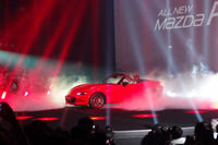 日本、アメリカ、スペインの3カ国で同時発表された新型「ロードスター」。写真は千葉県・舞浜のイベント会場の様子。
    