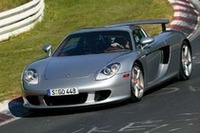 「ポルシェ・カレラGT」。612psの5.7リッターV10エンジンをミドに積む。
（写真＝ポルシェ）