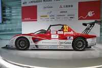 ボディーはパイプフレーム製のシャシーにカーボン製のカウルの組み合わせ。4輪にトラクションをかけるため、前後ともダブルウィッシュボーン式サスペンションが用いられる。