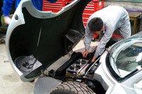 開発風景。EV化されたことで「ガソリン車とは比べものにならない発進加速と、一気に効く回生ブレーキの操作感を得て、より魅力的に生まれ変わった」（プレスリリース）という。リチウムイオンバッテリーを搭載。回生ブレーキを備え、航続可能距離は約100km。車重はわずか640kgだ。最高速度は150km/h。予定販売価格は680万円とされる。