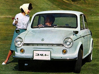 1962年に「三菱500スーパーデラックス」のマイナーチェンジ版として登場した「三菱コルト・デラックス」。顔つきをモダナイズし、テールには小さなフィンが付いた。ギアボックスもフロアシフトから当時のはやりだったコラムシフトに改められている。