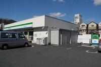 東京・練馬区豊玉のファミリーマート駐車場にある急速充電施設。リーフタクシー時代、一度だけお世話になった。
	 