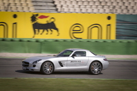 「SLS AMG GT」で本コースを行く。レコードラインの見つけ方を学ぶ。