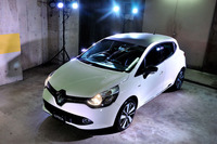 マイナーチェンジと同じタイミングで「ルーテシア アイコニック」という特別仕様車が発売された。ヒーター付きの専用レザーシートを採用するなど、上質な仕立てが売り。30台の限定車で、車両価格は244万円。