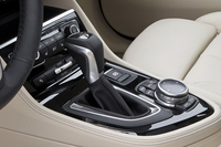 本国仕様のトランスミッションは、「225i」では8段ATが、その他のグレードでは6段MTが標準。オプションとして「218i」には6段AT、「218d」には8段ATが用意される。