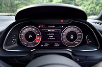 12.3インチのLCDメーター「アウディバーチャルコックピット」が標準で装備される。写真は標準的な2眼式メーターを表示させたところ。