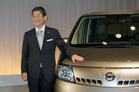 2つの顔が用意される新型「セレナ」。TOP写真は、上質で落ち着きがあるという「20G」「20S」のフェイス。下の写真は、プレゼンテーターをつとめた日産自動車の志賀 俊之COOと、個性的な「20RS」。