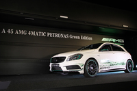 「東京オートサロン2014」開催初日の1月10日に発表・発売された、特別限定車「メルセデス・ベンツA45 AMG 4MATIC PETRONAS Green Edition」。
    