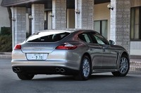 【テスト車のオプション装備】
エスプレッソ インテリア＝81万7000円／フロアマット＝3万2000円／カラークレスト ホイールセンターキャップ＝3万円、固定式ラゲッジカバー＝2万8千円、ソフトルックレザーシート＝6万5000円／チルト・スライド式電動サンルーフ＝25万7000円