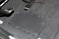 一回り大きいマグネットが純正カバー内に収まらないので、専用カバーを付属。
