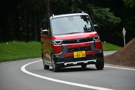 話題の「三菱デリカミニ」がいよいよ公道デビュー！ 多くの方がお察しのとおり本格的な悪路が走れるわけで...