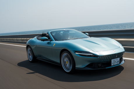 優雅な走りとスタイリングを旨とするグランドツアラー「フェラーリ・ローマ」。そのオープントップモデルは...