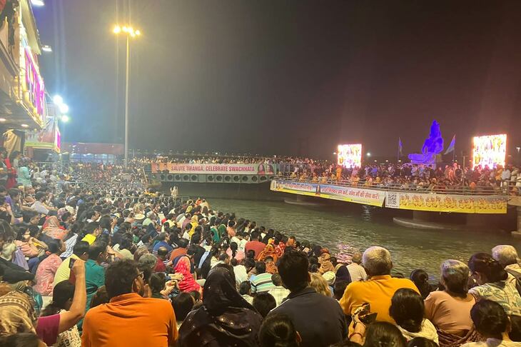 毎晩ガンジス川で行われるヒンドゥ教のお祈りの儀式「アルティ」の様子。（渡辺）