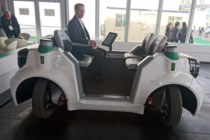 独シェフラーが走行デモを実施した試作車「Schaeffler Mover」。車輪を90度回転させ、真横に動くことが可能となっている。