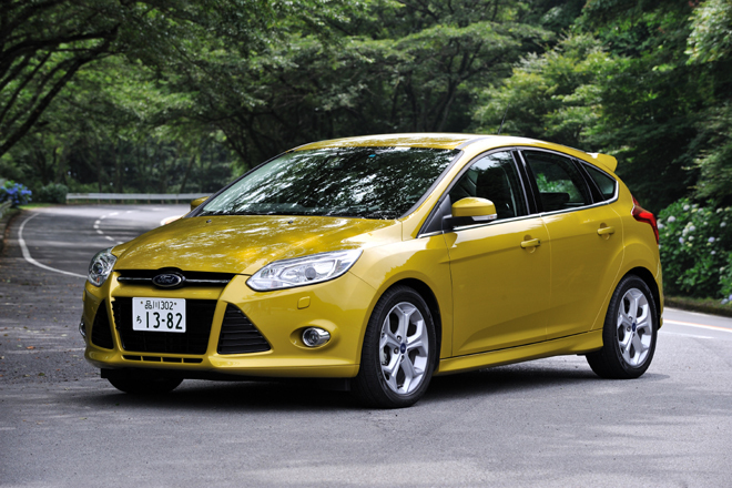 フォード・フォーカス スポーツ
    ボディーサイズ：全長×全幅×全高＝4370×1810×1480mm／ホイールベース：2650mm／車重：1380kg／駆動方式：FF
    エンジン：2リッター直4 DOHC 16バルブ／トランスミッション：6段AT／最高出力：170ps/6600rpm／最大トルク：20.6kgm/4450rpm／タイヤ：（前）215/50R17 （後）215/50R17／燃費：12.0km/リッター（JC08モード）／価格：293万円